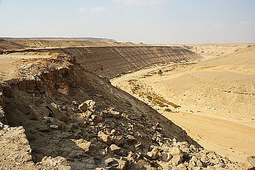 Egyptians build first known dam called the Sadd el-Kafara