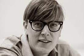 Justin Hall inicia a escribir su propio blog.