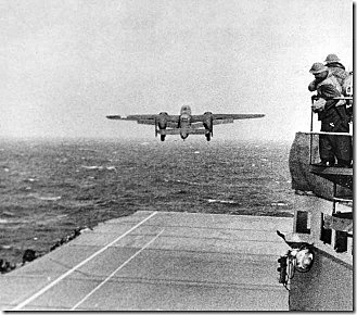 Japón bombardea la base Pearl Harbor (Hawai) de Estados Unidos (EE.UU.)