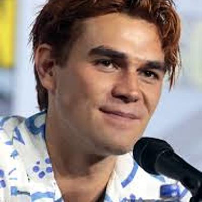 Timeline: KJ APA - Manu, Ana e Lara