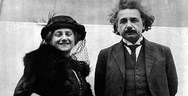 Einstein es casa amb 24 anys.