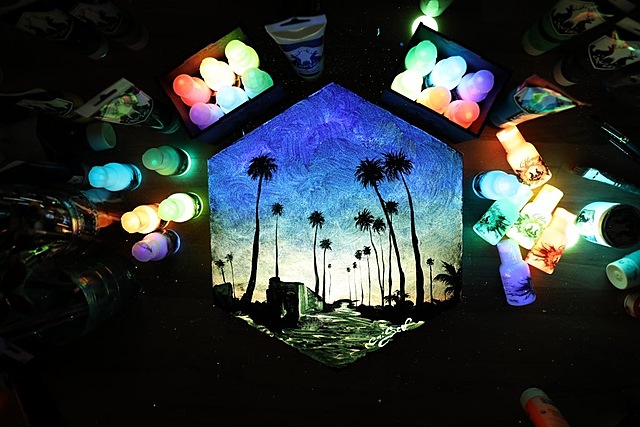 Mirabelle - L'éphémère et la trace / Cristoforo Scorpiniti: "Palme Spring sunset" (Peinture acrylique et phosphorescente, 30 x 40 cm, criscoart.com)