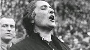 Dolores Ibárruri , " la Pasionaria ".