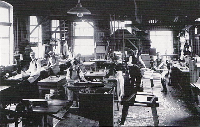 EDISON FABRICA LA BOMBILLA