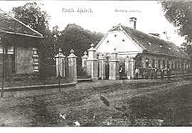 Ajkára költözik feleségével