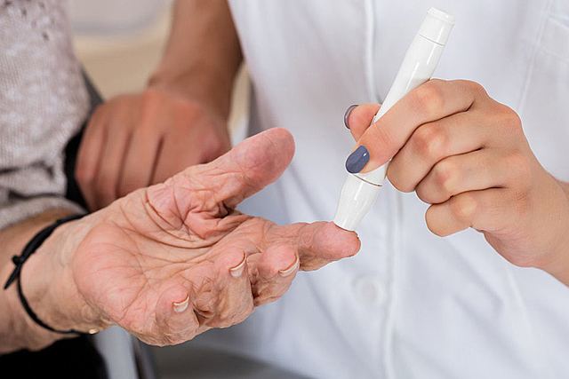 comenzó el programa de erradicación intensiva, la viruela era endémica en 33 países y otros 11 notificaron casos atribuibles a importaciones, y aunque la OMS sólo notificó 131 418 casos de viruela en el mund