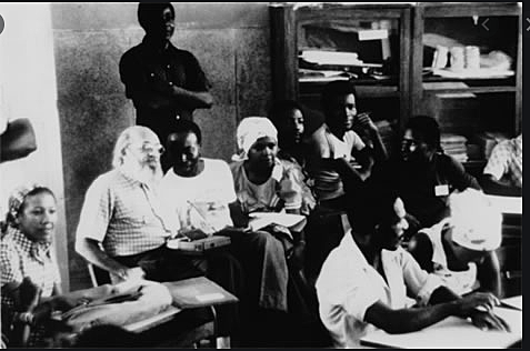 PAULO FREIRE PASA DE LA TEORÍA A LA PRÁCTICA