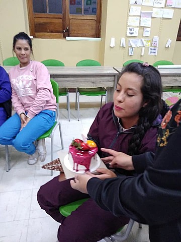 celebración de cumpleaños por parte de la compañeras