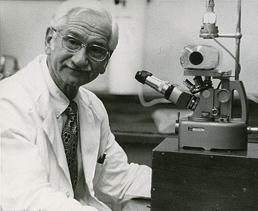 Dr. Albert Sabin, hace donación de sus derechos sobre la vacuna a la Organización Mundial de la Salud.