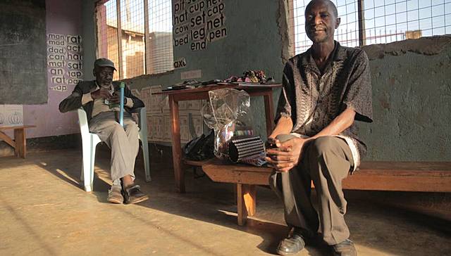 La Asamblea Mundial de la Salud adopta una resolución en que se insta a evitar toda medida discriminatoria contra las personas con SIDA.