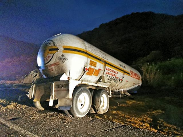 Volcadura de pipa con amoniaco en Autopista