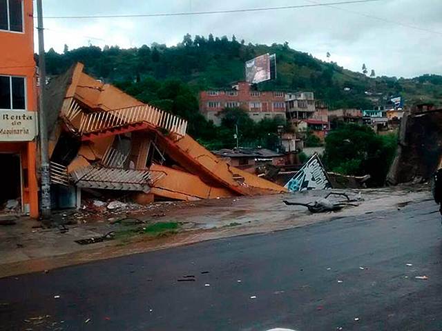 Tormenta provoca un derrumbe.
