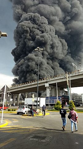 Incendio de bodega de Telas Parisina en Toluca