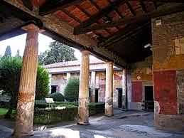 Peristilo de una domus de Pompeya (Nápoles)