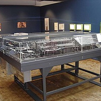 Timeline: La Z1 Fue la primera computadora libremente programable en mundo que usó lógica booleana y números de puntos flotantes binarios , era un sumador y un restador de valores.