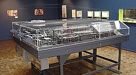 Timeline: La Z1 Fue la primera computadora libremente programable en mundo que usó lógica booleana y números de puntos flotantes binarios , era un sumador y un restador de valores.