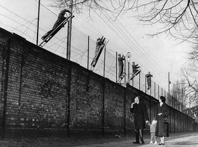 Khrushchev builds the Berlin Wall