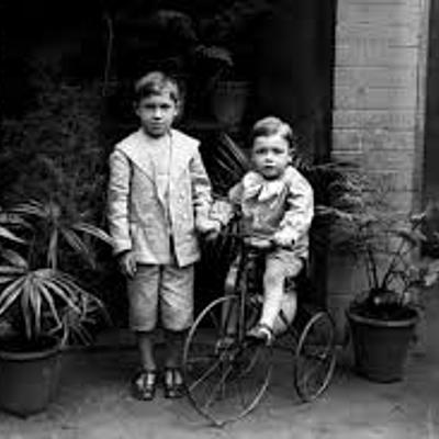 Timeline: HISTORIA DE LA INFANCIA Y LA ADOLESCENCIA