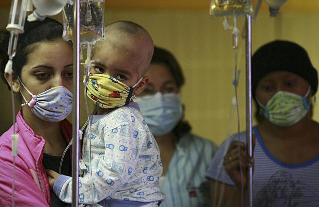 NIÑOS CON CÁNCER EN VEZ DE QUIMIOTERAPIA RECIBEN AGUA DESTILADA