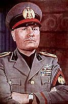 Mussolini exige al rey que le entrege el gobierno