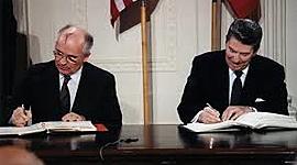 Timeline: den kalde krigen 1945-1990