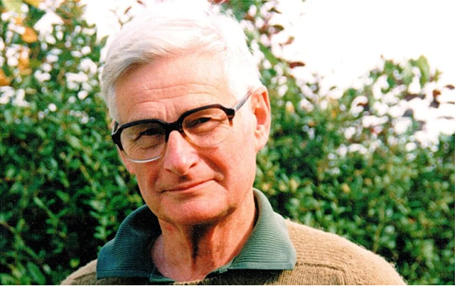 Se retiró de la Marina Real como Contralmirante