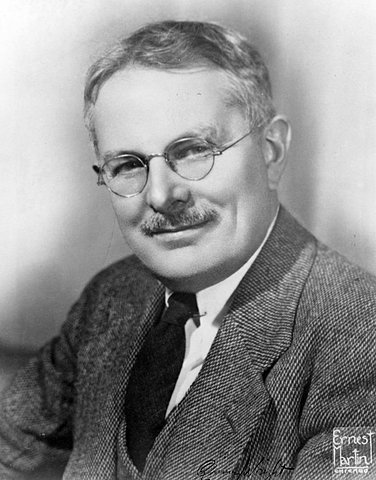 Quincy Wright megalkotja a 4 kritériumot a tudományosságra