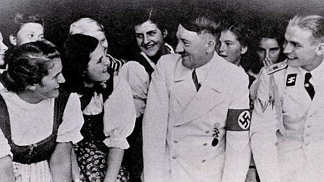 Hitler cercano al pueblo