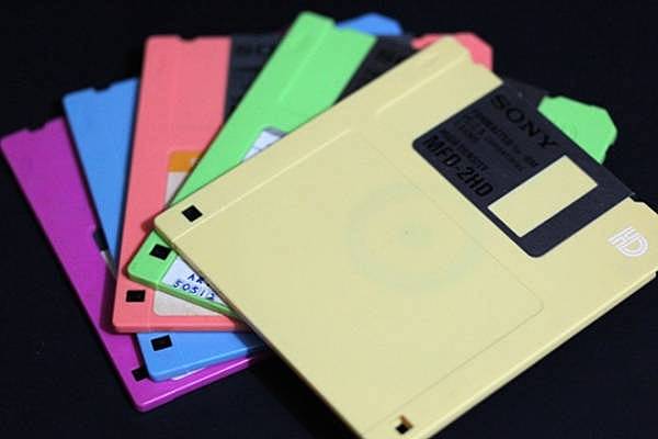 IBM Crea el disquete de 8 pulgadas.