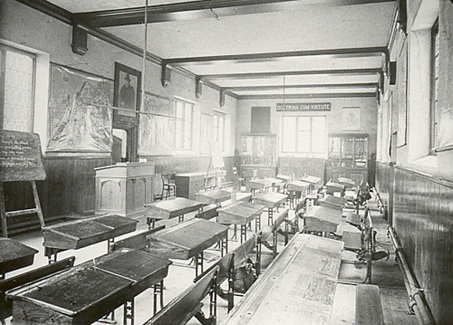 Wallace abandono la escuela y comenzó su formación autodidacta