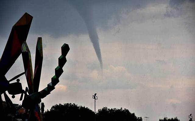 "Cola de agua" daña más de 20 casas en Toluca