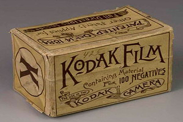 Creación del rollo de película fotográfica, 1888. George Eastman