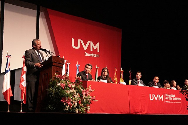 Francisco Ávila obtiene mención honorífica en su examen profesional, en la UVM, Campus San Rafael, con una tesis en la cual propone un caso práctico de auditoría de sistemas realizado en una empresa paraestatal.