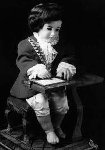 Muñeca mecánica capaz de hacer dibujos.