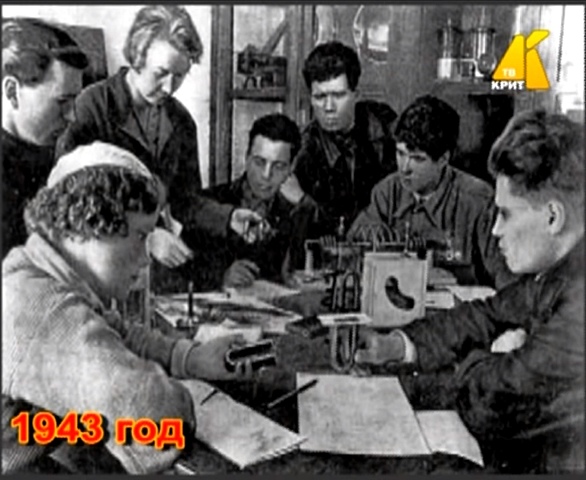 Мальчишки и девчонки работали и учились