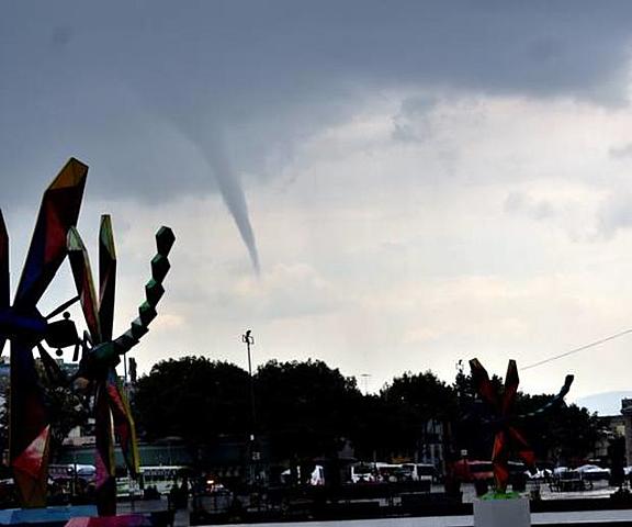 "Cola de agua" daña más de 20 casas en Toluca