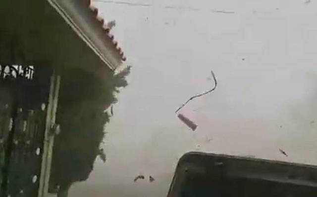 Tromba arranca techos y causa temor en Zinacantepec