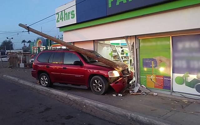 automovilista muere tras chocar en un local en toluca