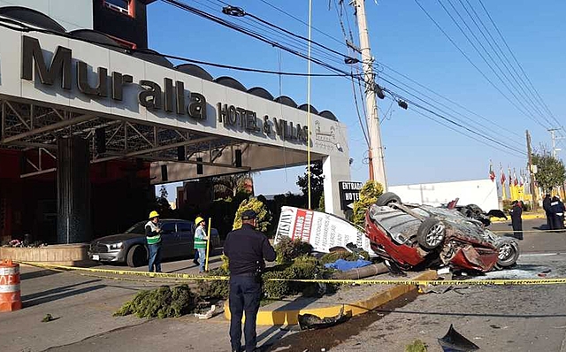 Auto vuelca y se incendia; conductor muere