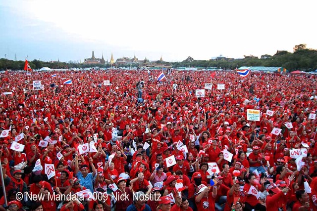 RED SHIRTS ATTACKING !!