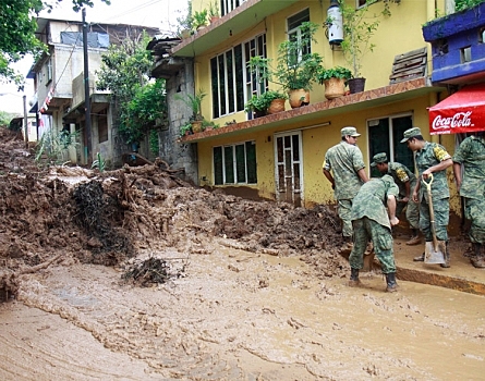 Lluvia provoca desborde de río y deslave en carretera a Tenancingo