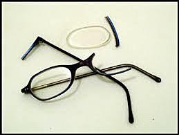 La Clàudia aixafa les ulleres a la Joana.