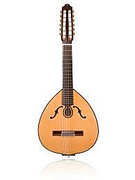 se presenta la primera versión de la guitarra española