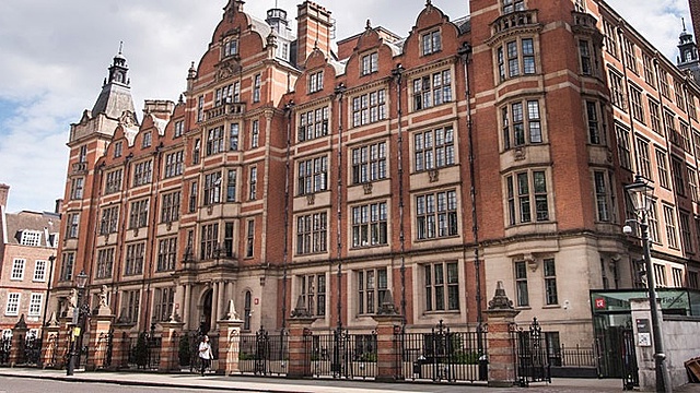 London School of Economics elkezdi tanulmányozni a tudományágat