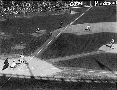 World Series is first broadcasted on radio