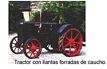 Tractor con llantas forradas de caucho