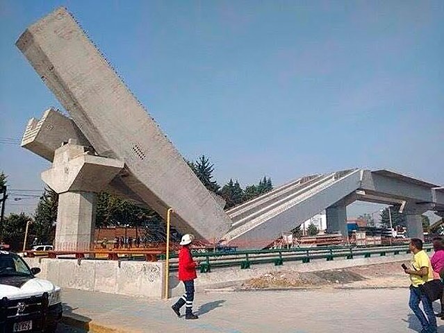 Caen trabes en construcción del Tren Interurbano México-Toluca