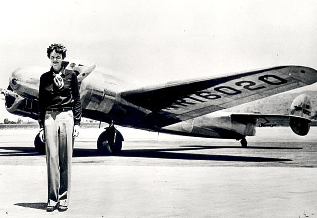 Amelia Earhart crosses the Atlantic