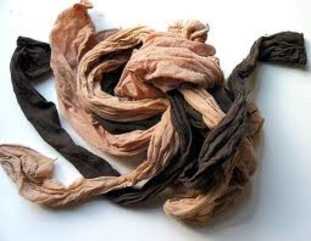 Se comienzan a vender las primera medias de nylon