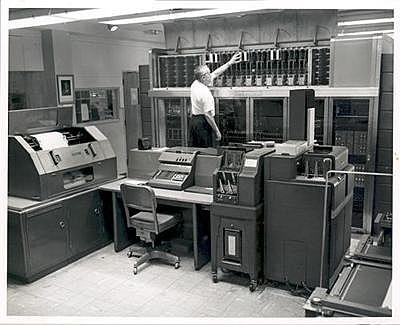 La computadora de Johnniac comenzó a funcionar en RAND, uno de los primeros sistemas de tiempo compartido en línea.